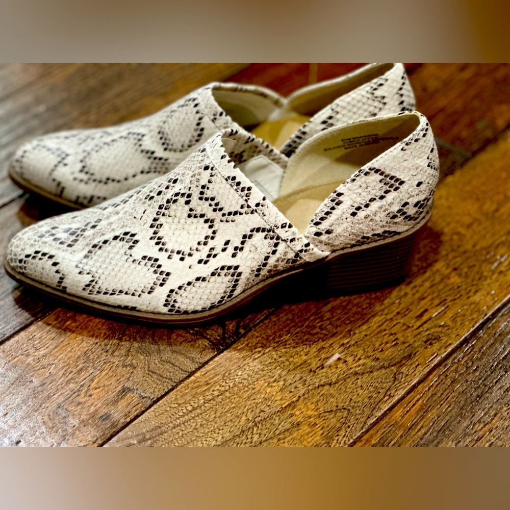Crown Vintage Snakeskin bootie Size 8.5